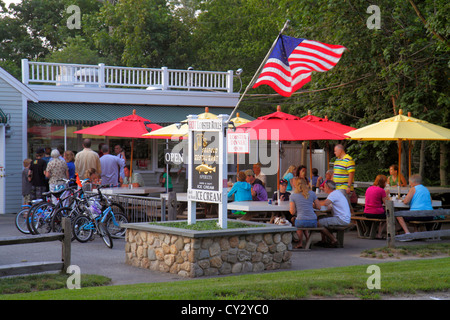 Cape Cod Massachusetts, Brewster, JT's Seafood, restaurant restaurants repas café cafés, terrasse extérieure trottoir tables, tables, parasols, devant, en Banque D'Images
