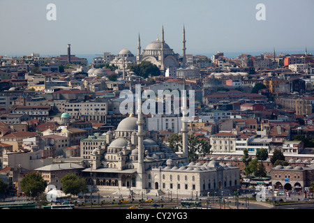 La mosquée Nuruosmaniye (baroque) et nouvelle mosquée (premier plan) à Istanbul Banque D'Images