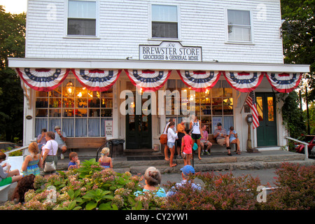 Cape Cod Massachusetts, Brewster, The Brewster Store, épicerie, famille générale parents parents enfants, manger de la crème glacée, devant, entrée, AME Banque D'Images