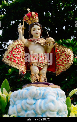 Enfant Jésus ou Sto. Nino lors d'une procession catholique aux Philippines Banque D'Images