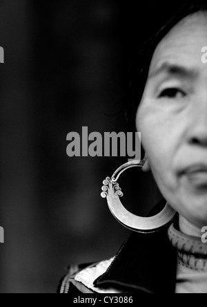 Femme Hmong noir portant un grand Earring, SAPA, Vietnam Banque D'Images