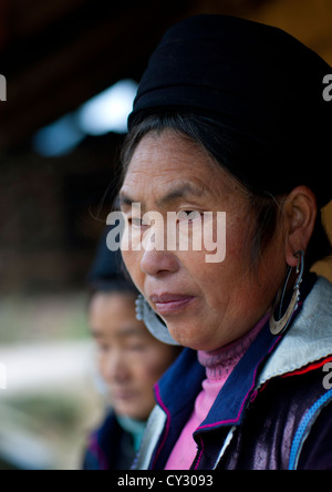 Femme Hmong noir Avec chapeau traditionnel et des boucles d', SAPA, Vietnam Banque D'Images