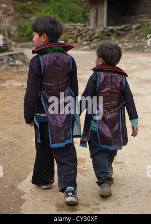 Les garçons Hmong noir en vêtements traditionnels, SAPA, Vietnam Banque D'Images