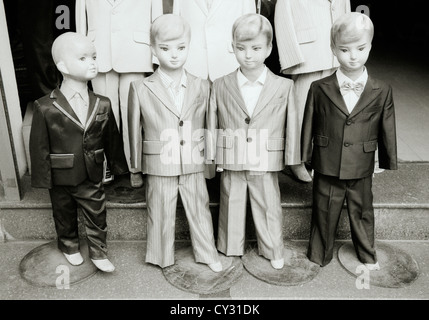 La photographie de voyage - une scène de rue de mannequins boutique à Hanoi au Vietnam en Asie du Sud-Est Extrême-Orient. Sinistre étrange Bizarre Mannequin Banque D'Images