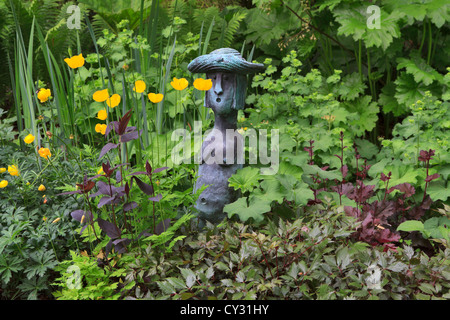 Statue de femme lunatique à Barnsdale Gardens, Rutland Banque D'Images