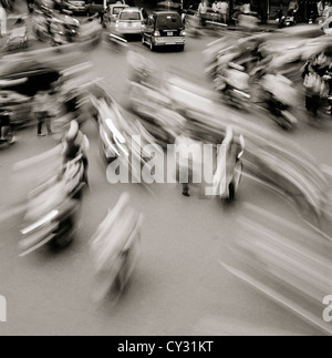 Troubles de la circulation dans la vieille ville de Hanoï au Vietnam en Extrême-Orient asie du sud-est. Le surréalisme surréaliste motion mouvement transport voyage excès de vitesse Banque D'Images