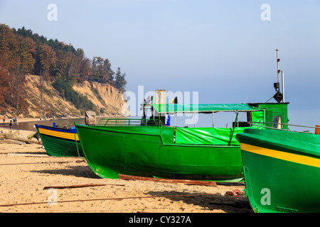 Bateaux de pêche sur la plage à Orlowo, Pologne. Banque D'Images