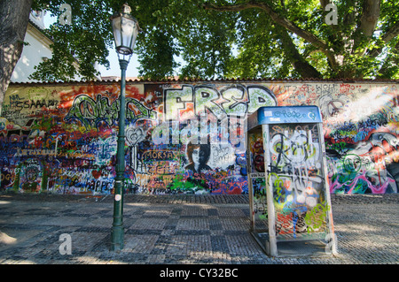 Le Lennon mur recouvert de graffitis, Prague, République Tchèque Banque D'Images