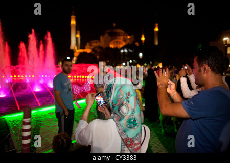 Les gens près de la fontaine, la mosquée bleue, Istanbul Banque D'Images
