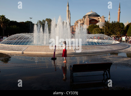 Les gens près de la fontaine, la mosquée bleue, Istanbul Banque D'Images