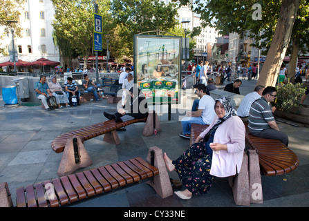 Les gens se reposer en face de la nouvelle mosquée, Istanbul Banque D'Images