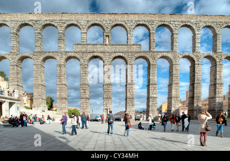 Le grand aqueduc romain à Ségovie, dans le nord de l'Espagne, l'un des mieux conservés de monuments anciens à gauche sur la Péninsule ibérique Banque D'Images