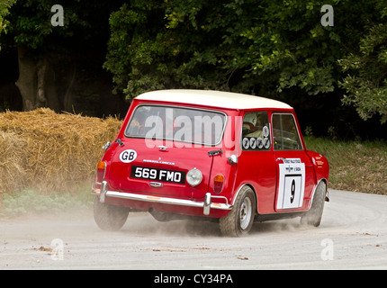 1964 Morris Mini Cooper S avec chauffeur Rauno Aaltonen au Goodwood Festival of Speed 2012, Sussex, England, UK. Banque D'Images