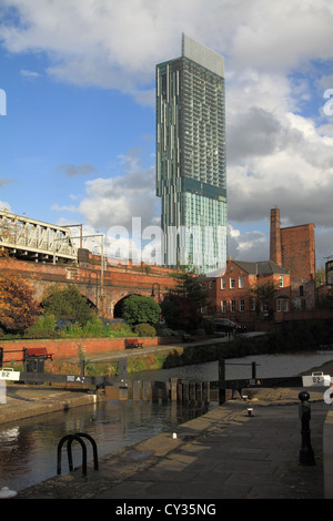 Édifices modernes et d'immeubles d'appartements de l'hôtel donnant sur la Villa Royale historique à Manchester UK. Banque D'Images