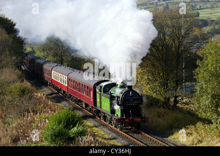 61306 British Railways 'Mayflower' 1940 LNER Thompson-classe B1 moteur restauré, en vitesse à la vapeur du patrimoine, événement Ramsbottom, Lancashire, UK Banque D'Images