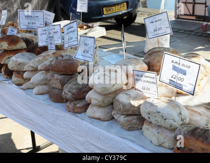 Pain artisanal à vendre Newcastle Quayside marché le dimanche, dans le nord est de l'Angleterre Banque D'Images