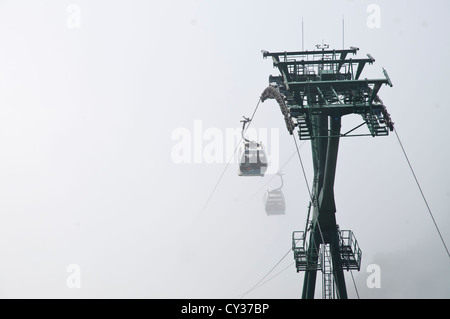 Cable car dans les nuages, tai shan, Chine Banque D'Images