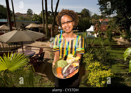 Serveuse africaine dans l'hôtel, au Kenya Banque D'Images