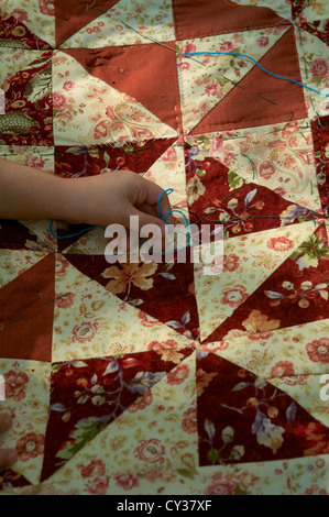 Un jeune part tenter de Quilt Banque D'Images