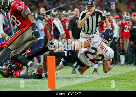 Londres, Grande-Bretagne - Octobre 23 RB Matt Forte (# 22 ours de Chicago) est abordé au cours de la NFL jeu International. Banque D'Images