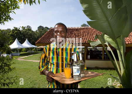 Serveur d'Afrique dans l'hôtel, au Kenya Banque D'Images