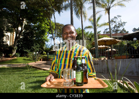 Serveur d'Afrique dans l'hôtel, au Kenya Banque D'Images