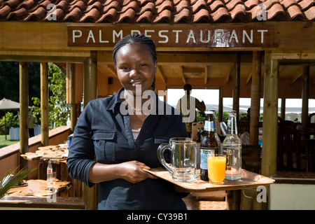 Serveuse africaine dans l'hôtel, au Kenya Banque D'Images