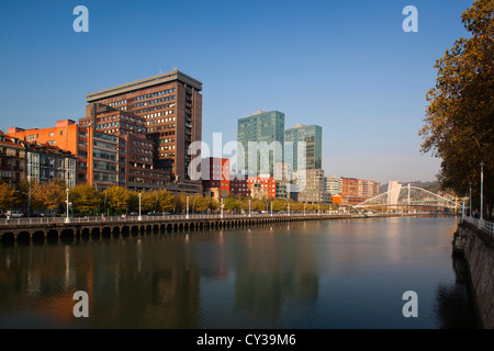 Espagne, Pays basque Région, province de Biscaye, Bilbao, le pont Zubizuri, architecte Santiago Calatrava, sur le Rio de Bilbao Banque D'Images