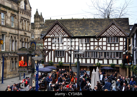 Fans de Manchester United au bar, pub, vieux inn Wellington et Sinclairs Oyster Bar. Royaume-uni, Grande Bretagne. Banque D'Images
