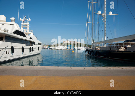 Luxe, super-yachts dans la marina à Antibes, sur la côte d'Azur. Banque D'Images