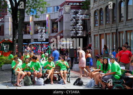 Boston Massachusetts, Faneiul Hall Marketplace, Quincy Market, adolescents adolescents adolescents adolescents adolescents étudiants étudiants voyage sur le terrain, bancs publics, manger, MA12 Banque D'Images