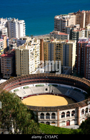 Les arènes de Malaga Plaza de Toros de la Malagueta, entre les tours d'un complexe d'appartements. L'Andalousie, espagne. Banque D'Images