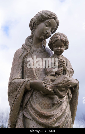 Statue de la Vierge Marie portant l'enfant Jésus à l'extérieur de Notre Dame des Neiges Église catholique, Franconia, New Hampshire, USA. Banque D'Images