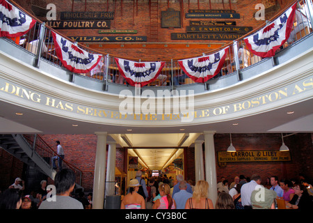 Boston Massachusetts,Faneiul Hall Marketplace,Quincy Market,bunting,patriotique,MA120822037 Banque D'Images