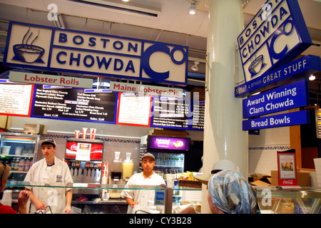 Boston Massachusetts, Faneiul Hall Marketplace, Quincy Market, nourriture, vendeurs stall stalles stands stand marché, clients, Boston Chowda Co, Lobst Banque D'Images