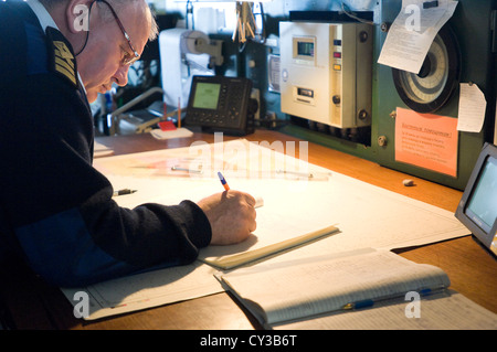 Élections au travail sur le pont du brise-glace Kapitan Khlebnikov, mer du Groenland, côte est du Groenland. Banque D'Images