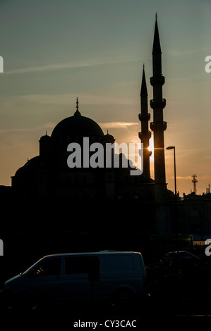 Silhouette de la nouvelle mosquée Yeni Camii à Istanbul au coucher du soleil Yeni Camii Banque D'Images