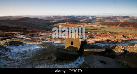 Meules, Hathersage et la Vallée de Derwent de Stanage Edge, Peak District, Derbyshire Banque D'Images