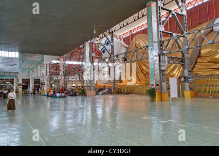 La salle de la Bouddha couché de Chauk Htat Gyi dans la Pagode à Rangoon, Myanmar Banque D'Images