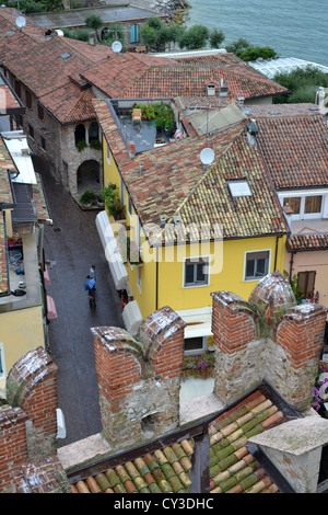 Vue sur les toits de la ville Sirmione au bord du lac de Garde. Dans la région de Brescia, Lombardie, Italie du Nord. Banque D'Images