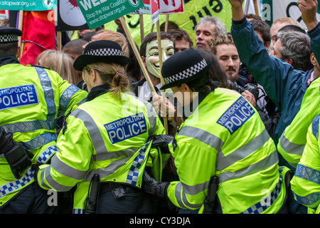 Les femmes agents de police link jusqu'à former une ligne de maintenir les manifestants à l'arrêt de la guerre rassemblement à Trafalgar Square, Londres Banque D'Images