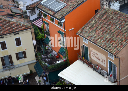 Vue sur les toits de la ville Sirmione au bord du lac de Garde. Dans la région de Brescia, Lombardie, Italie du Nord. Banque D'Images