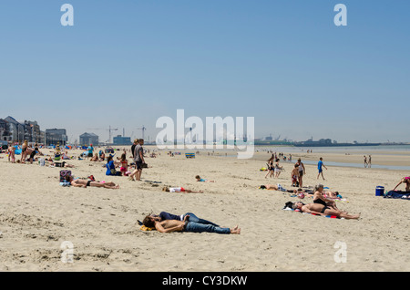 Le soleil sur la plage de Dunkerque, dans le Nord de la France Banque D'Images