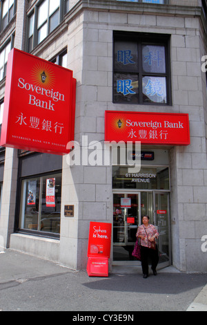 Boston Massachusetts,Chinatown,Harrison Avenue,Sovereign Bank,banking,hanzi,han,caractères,symboles,mandarin,symboles,avant,entrée,femme asiatique Banque D'Images