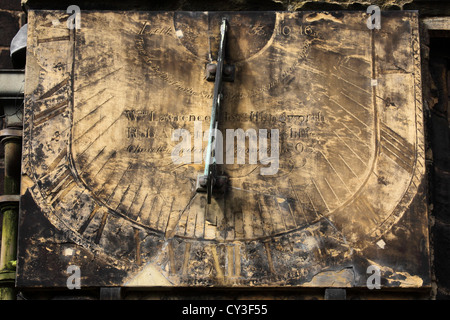 Cadran solaire sur la façade de la cathédrale d'Halifax à Halifax, West Yorkshire, Angleterre. Banque D'Images