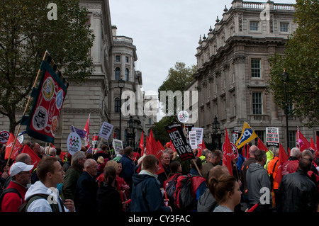 TUC Mars -- 20 octobre 2012 -- Les manifestants ont marché passé Downing Street sur leur façon d'Hyde Park, Londres. Banque D'Images