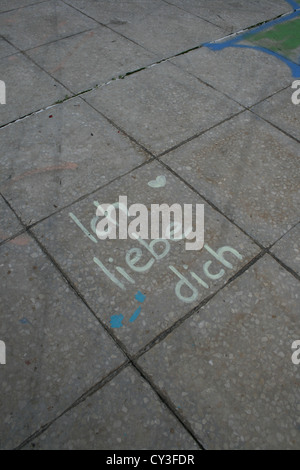 Ich liebe dich graffiti écrit sur le trottoir de la chaussée Banque D'Images