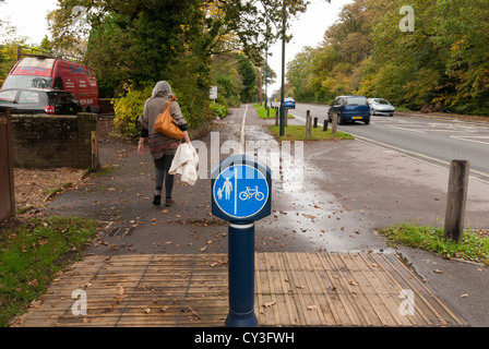 Cycle piéton chemin divisant signer sur sentier partagé aux côtés de road Banque D'Images