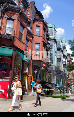 Boston Massachusetts,Back Bay,Newbury Street,luxe,marque,shopping shopper shoppers magasins marché marchés achats vente,vente au détail s. Banque D'Images