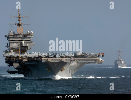 Porte-avions USS Enterprise et le USS destroyer lance-missiles Nitze transit le détroit de Bab El Mendeb Octobre 8, 2012. Les entreprises et l'Nitze ont été déployés dans la 5e flotte US zone de responsabilité des opérations de sécurité maritime, les efforts de coopération en matière de sécurité dans le théâtre et missions d'appui pour l'opération Enduring Freedom. Banque D'Images